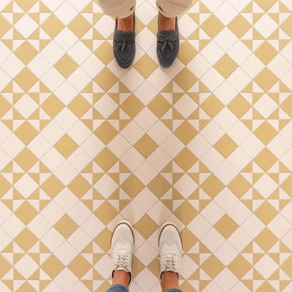 Braemar pattern in Hawthorn Yellow and Dover White