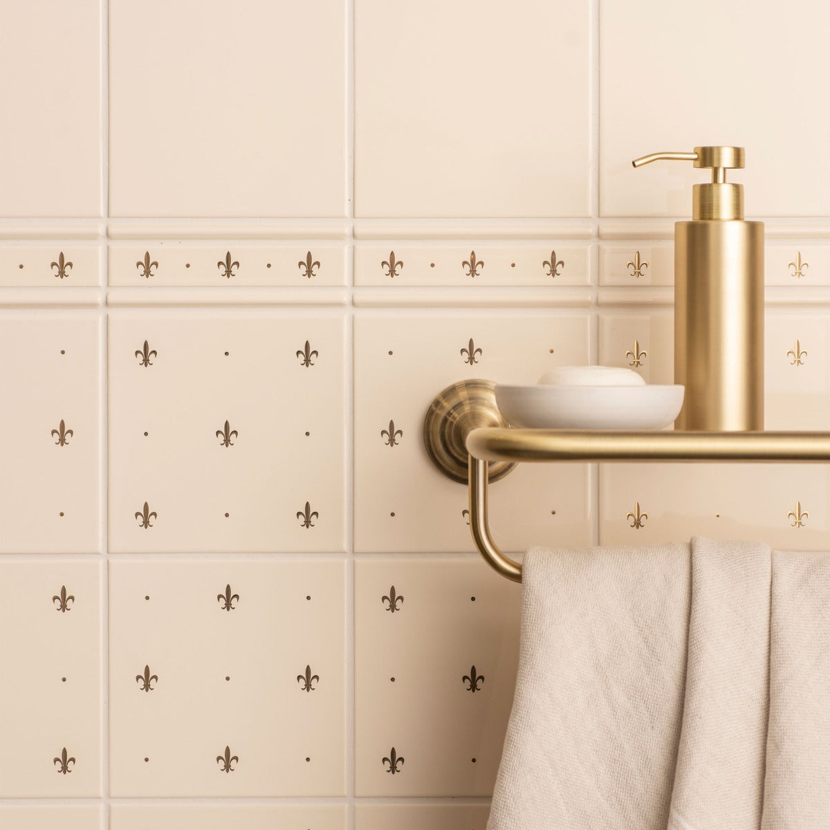 Original Style Fleur de Lis Gold on County White Borders