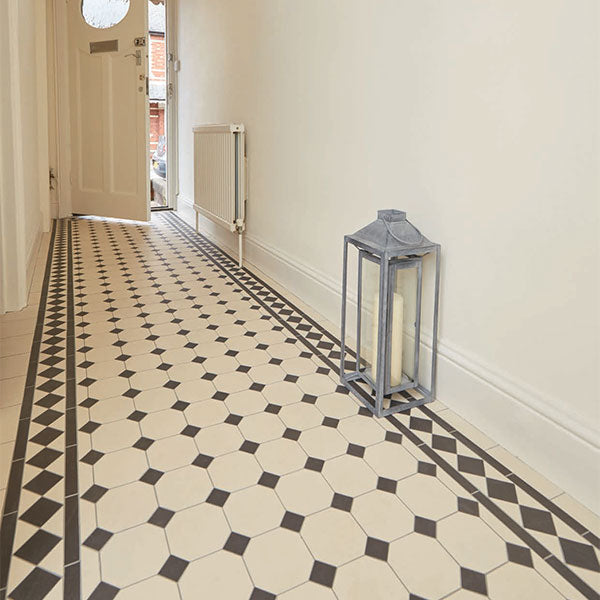 Harrogate pattern in Black and White with a Kingsley border