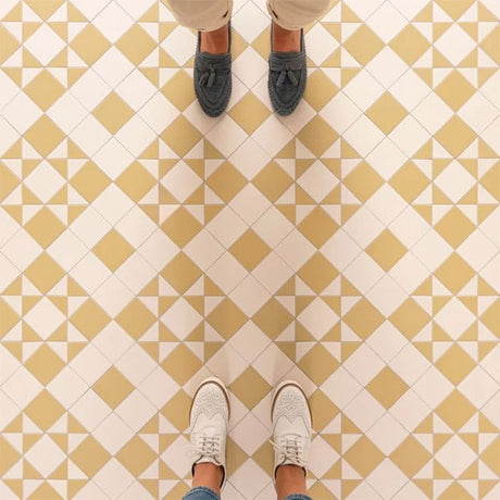 Braemar pattern in Hawthorn Yellow and Dover White