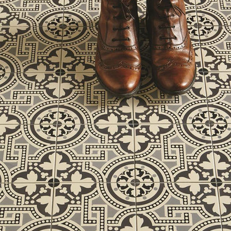 Original Style Salisbury Black on White setting