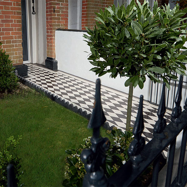 St Andrews pattern with a simple border in Dover White and Black