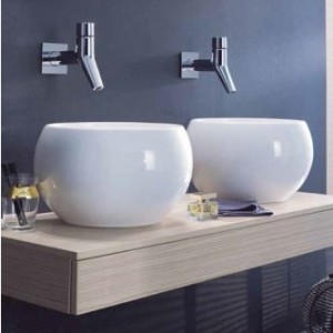 Counter top basin w/ wall mounted tap